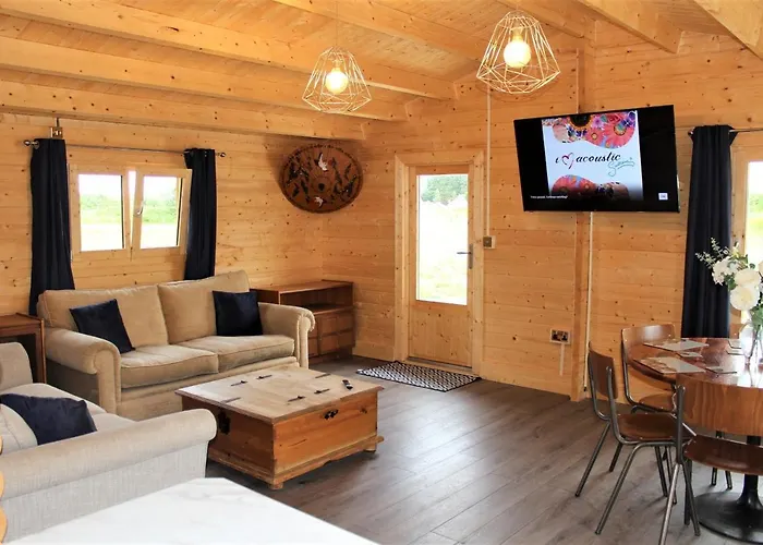 Stunning 5-Bed Cabin In Ashton Under Hill